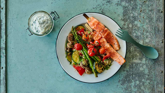 Couscoussalat med ørret og yoghurtsaus