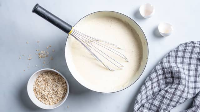 **Vaffelrøre:** Riv gulrøttene på et rivjern. Pisk sammen egg og melk. Tilsett resten av ingrediensene og pisk godt slik at alt er god blandet uten klumper.