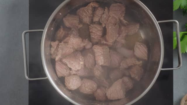 **Tilbered kjøttet:** Skjær kjøttet i terninger. Brun det godt i små porsjoner og krydre med salt og pepper.