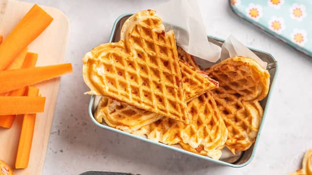 **Stek vaflene** i et smurt vaffeljern til de er gylne.