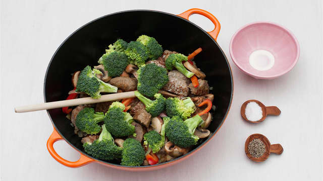 Ha i brokkoli og fløte, og la småkoke under lokk til brokkolien er mør, ca. 5 min.