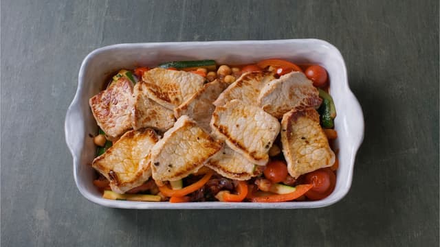 Ha grønnsaksblandingen i en ildfast form, fordel kjøttet over blandingen og stek i ovnen på 180 °C i 10 min. Riv over parmesan før servering.