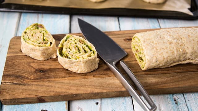 Rull deigen fra langsiden til en pølse. Del pølsen i ca. 5 cm tykke skiver.