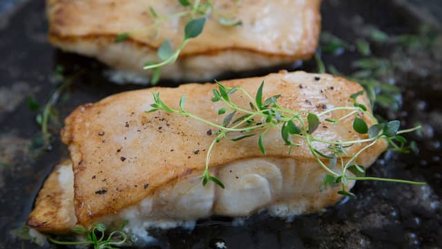 Skjær steinbitfileten i porsjonsstykker som du salter og pepre. Stek fiskestykkene på middels varme, i olivenolje sammen med noen timiankvaster. Fisken trenger 2-3 minutter på hver side, alt etter hvor tykke stykkene er.