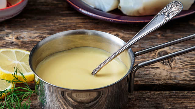 Smak til med salt og pepper (og litt mer sitronsaft hvis nødvendig) og bland inn halvparten av urtene. Sett sausen et lunt sted til den skal serveres.