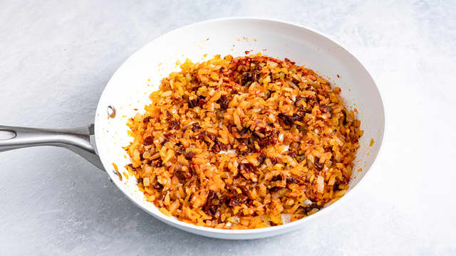 Tilsett oregano, chiliflakes, tomatpure og tørket tomat. La det hele frese videre i et par minutter. Hell i kraften og la det få et skikkelig oppkok før du tilsetter fløten. Småkok sausen videre til den tykner noe.