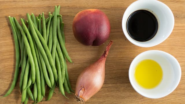 Skyll og rens aspargesbønnene (del dem på langs hvis du vil). Kok bønnene knapt møre i fosskokende godt saltet vann i ca. 1 minutt. Ta opp en aspargesbønne og smak på den, de må ikke kokes for mye, men heller
ikke for lite.