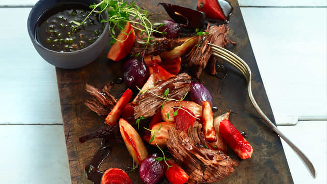 Sil av kraften fra gryta og kok denne ned til halv væskemengden, så du får konsentrert
smaken. Karamelliser sukker i en ny kjele, tilsett rødvin, kok ned til sirupskonsistens, bland
dette med den innkokte kraften. Pisk inn kaldt meierismør like før servering. Smak til med salt
og pepper.