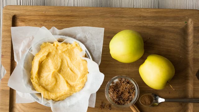 **Røre:** Rør smør og sukker lyst. Tilsett ett og ett egg og rør godt mellom hvert egg. Rør til slutt inn melet.