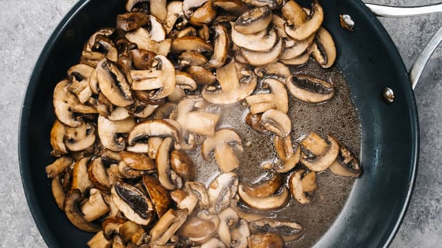 **Sopp:** Kutt soppen i skiver og stek den lett i litt smør eller olje, sett til side.