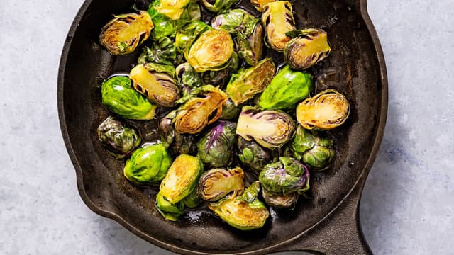 Varm en stor stekepanne med litt olje. Tilsett rosenkålen og stek den gyllen og knapt mør, ca. 1–2 minutter over høy varme.