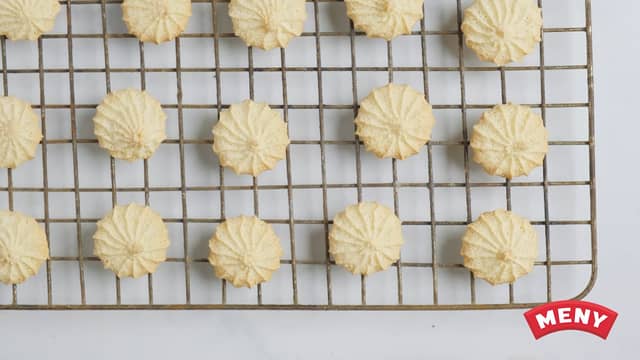 **Stek mandeltoppene midt i ovnen på 180 grader i ca 15 minutter.** Avkjøl mandeltoppene helt på rist.