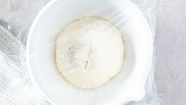 Dekk til bollen med plastfolie, og la heve i ca. 45 minutter på kjøkkenbenken.