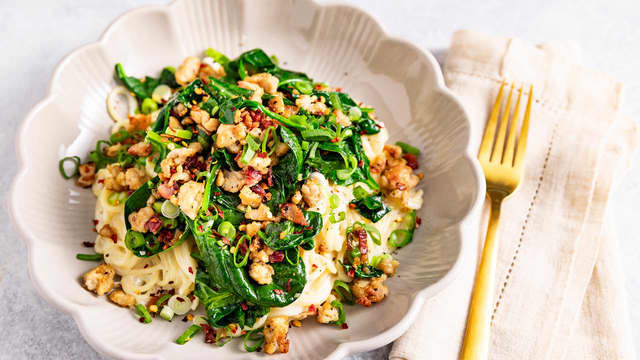 Kremet kyllingpasta med bacon og spinat