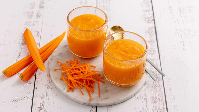 Smoothie med gulrot, mango og appelsinjuice