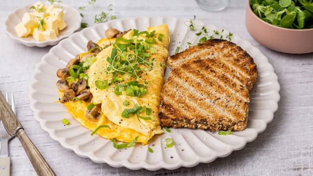 Omelett med toastet brød