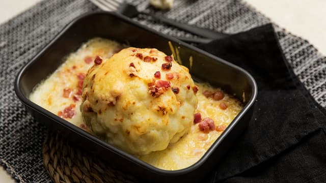 Gratinert blomkål med hvit saus og sprøstekt bacon