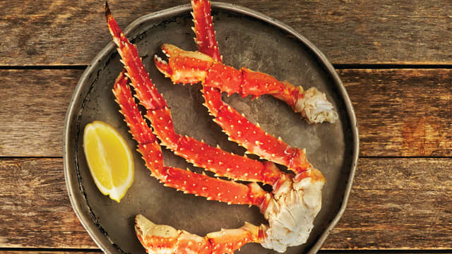 Rens kongekrabben ved å ta krabbekjøttet ut av beina, så du sitter igjen med rent kongekrabbekjøtt.