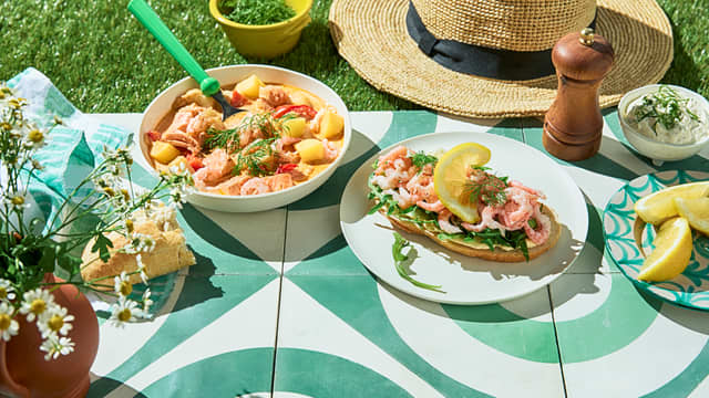 Sommerlig fiskesuppe med reker og laks