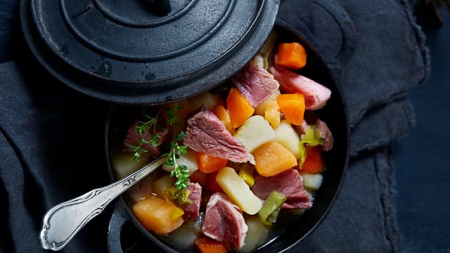 Kutt grønnsakene i passende biter og kok møre i det samme vannet som du kokte kjøttet i.