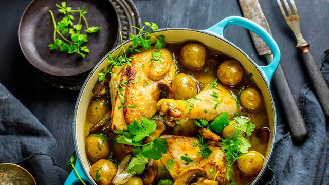 Tilsett hvitvin og kyllingkraft og sett på grytelokket. La dette småkoke i 30-35 min. på middels varme.