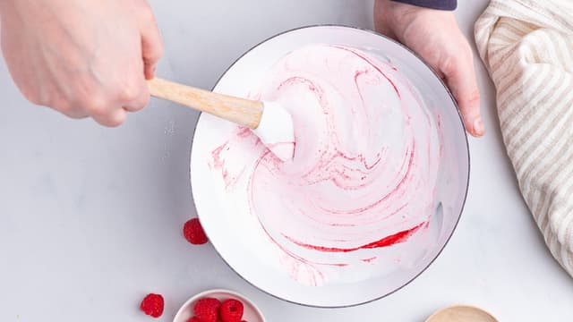 Vend forsiktig inn bringebærpuré med en slikkepott.