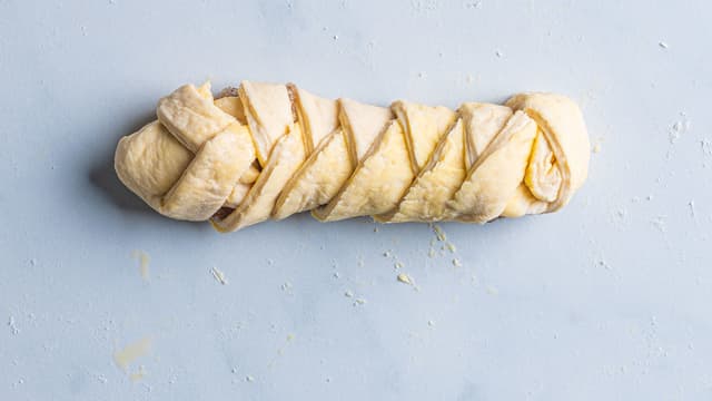 Dekk til wienerstengene og la dem heve i 2 timer. Pensle den ferdigbrettede baksten med egg og dryss over hakkede pekannøtter.