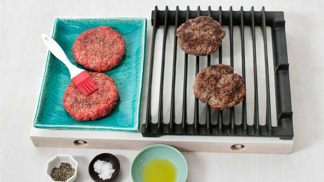 Pensle burgerne med olje og krydre med salt og pepper. Grill eller stek hamburgerne på sterk varme, ca. 5 min. på hver side.