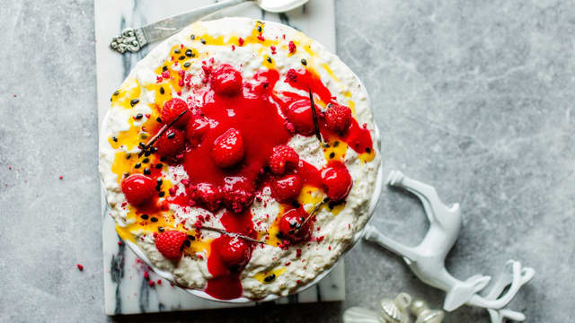 Rør vaniljesukkeret inn i grøten, rør godt slik at grøten blir luftig. Vend inn myk pisket krem og ristede mandler. Oppbevar riskremen i kjøleskapet frem til servering.