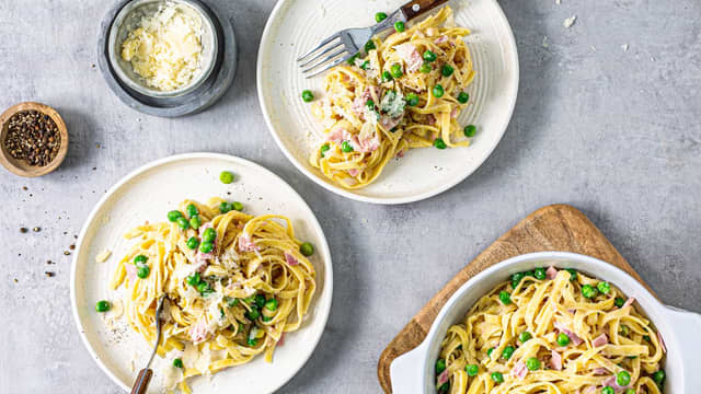 Kremet pasta med erter og skinke