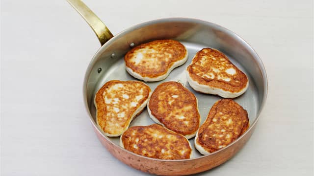 Varm fiskekakene i en stekepanne og server dem varme med kald nudelsalat.