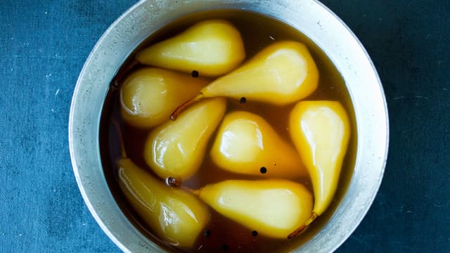 Legg i pærene, dekk overflaten med et stykke bakepapir og la pærene trekke/småkoke i laken til de er møre, ca. 25 minutter.