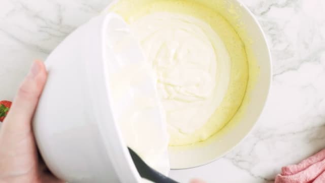 Vend kremen inn i eggedosisen.