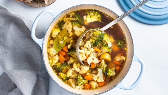 Ha i grønnsakskraft, laurbærblad og hvitløk. La koke i ca 20 minutter til alle grønnsakene er møre.