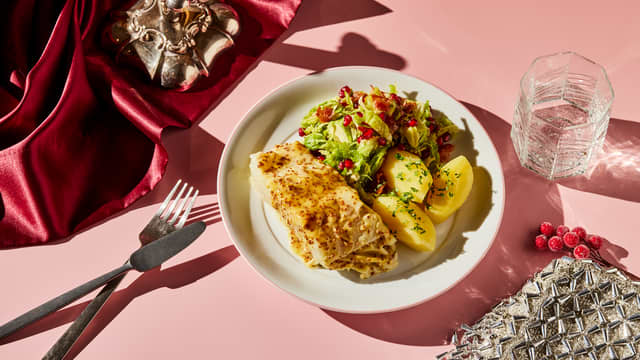 Lutefisk med sennepslokk, bacon- og rosenkålsalat