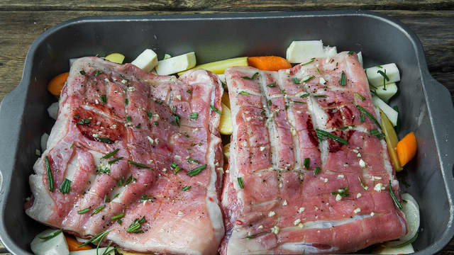 **Rotgrønnsaker:** Skrell og del grønnsakene i like store biter og legg dem i en ildfast form eller langpanne. Del potetene i båter og ha dem i formen.