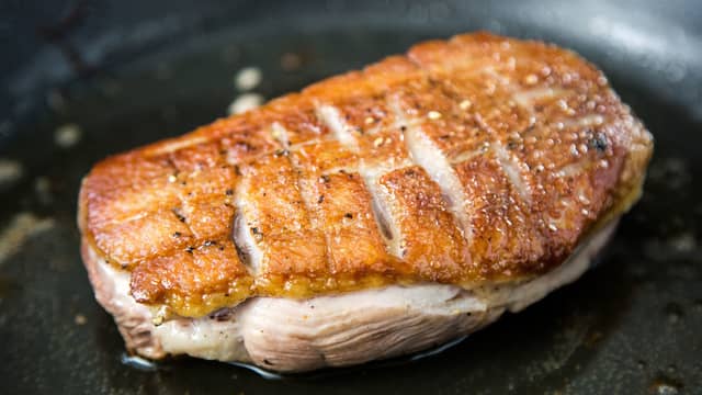 Legg andebrystene i en kald stekepanne med fettsiden ned. Brystene brunes så i eget fett. Brun først på fettsiden til fettet er litt crispy og gyllent, deretter raskt på andre siden.