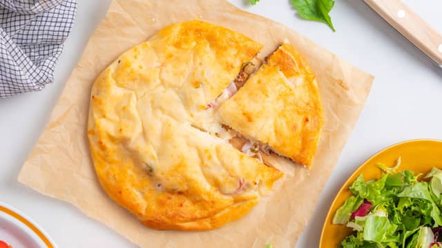 Stek yoghurtbrødene midt i ovnen på **180 grader i ca. 15 minutter.** Server gjerne yoghurtbrødet med saus og en frodig grønn salat ved siden av.