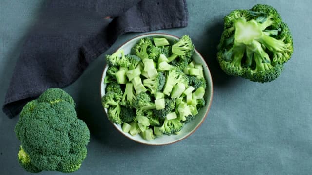 **Brokkolisalat:** Rens brokkolien og del den i små buketter. Finhakk rødløken, og ha den i en bolle med brokkolien.
