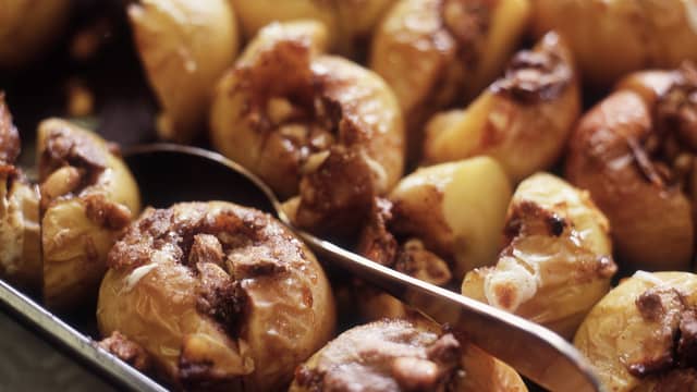 Bakte epler med mandelfyll