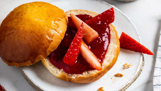 **Stek bollene midt i ovnen på 200 grader i ca. 10 - 15 minutter.** Pynt gjerne med melisglasur laget av melis, vann og/eller melkefri margarin, eller syltetøy og bær.