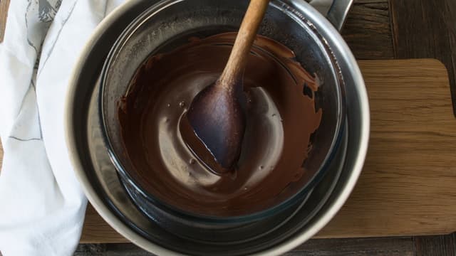 **Kakao:** Brekk kokesjokoladen i biter og ha i en kjele med litt av melken. La smelte på medium varme mens du rører.