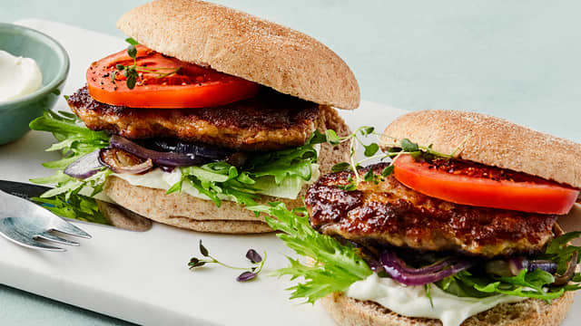 Karbonader med crispy salat og stekt rødløk i grove hamburgerbrød