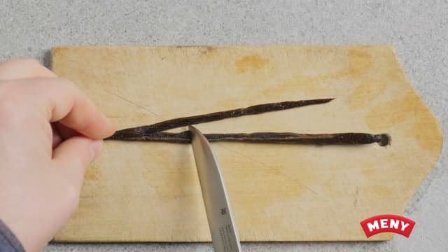 Del vaniljestangen på langs og skrap ut frøene. Dryss 2 ss sukker over vaniljefrøene og mos det godt sammen til deilig vaniljesukker.