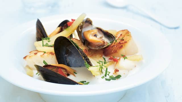 Ha fisken i suppen og la den trekke ferdig. Ha salt og pepper på kamskjellene og stek dem kjapt på hver side i smør. De skal kun ha en lett stekeskorpe.