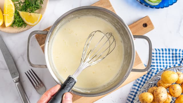 **Sandefjordsmør:** Kok opp kremfløten og reduser til ca. det halve. Pisk inn kaldt smør i terninger, litt og litt.