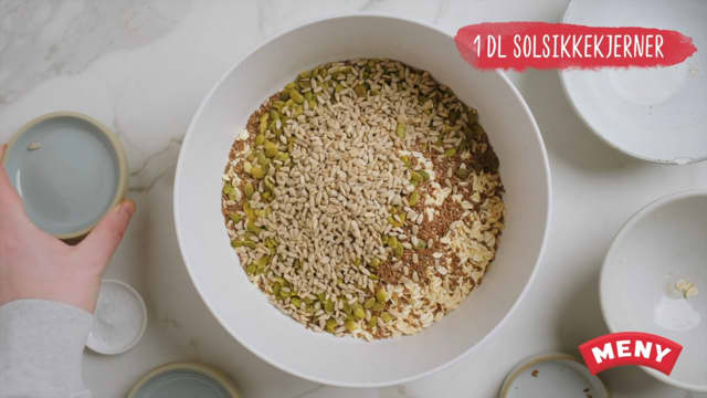 **Knekkebrøddeig:** Bland alle de tørre ingrediensene raskt sammen. Bland deretter inn vannet, til du har en jevn deig.