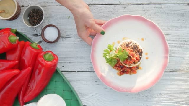 Salsa med grillet paprika, mandler, hvitløk og persille