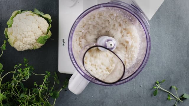Hell av vannet og sett kjelen tilbake på plata. La blomkålen dampe helt tørre. Ha blomkålen i en food prosessor. Kjør blomkålen til purè.