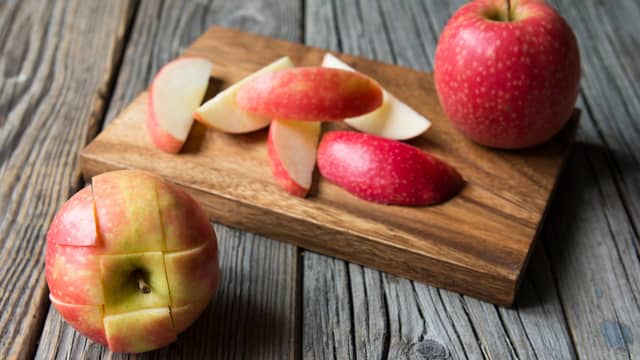 **Lag honningglaserte grønnsaker:** Skrell gulrøtter og pastinakk. Del eplene i båter.